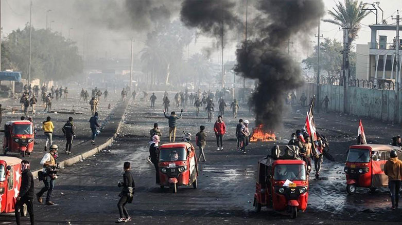 4 قتلى بينهم شرطيان في مواجهات بين القوات الامنية والمحتجين العراقيين